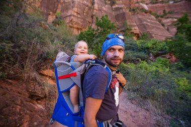 Onun erkek bebek bir adamla Zion national park, Utah, ABD doğa yürüyüşü