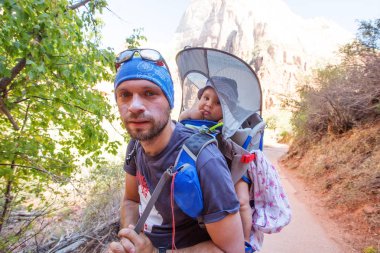 Onun erkek bebek bir adamla Zion national park, Utah, ABD doğa yürüyüşü
