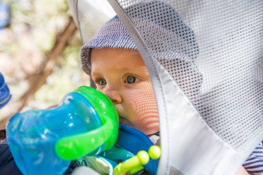 Onun erkek bebek bir adamla Zion national park, Utah, ABD doğa yürüyüşü