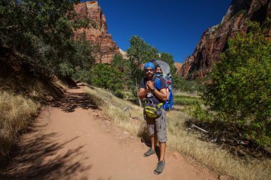 Onun erkek bebek bir adamla Zion national park, Utah, ABD doğa yürüyüşü