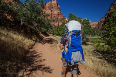 Onun erkek bebek bir adamla Zion national park, Utah, ABD doğa yürüyüşü