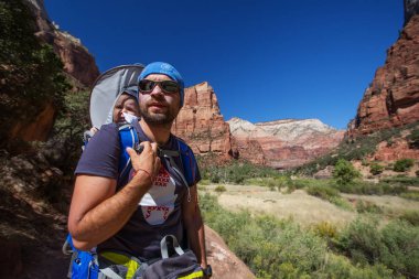 Onun erkek bebek bir adamla Zion national park, Utah, ABD doğa yürüyüşü