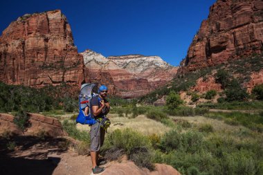 Onun erkek bebek bir adamla Zion national park, Utah, ABD doğa yürüyüşü
