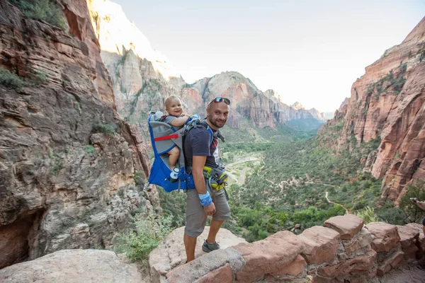Onun erkek bebek bir adamla Zion national park, Utah, ABD doğa yürüyüşü