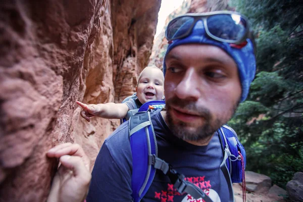 Man Med Hans Pojke Vandrar Zion National Park Utah Usa — Stockfoto