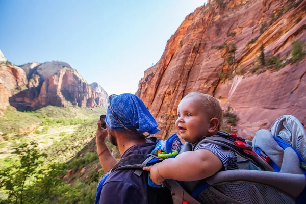 Hombre Con Bebé Está Haciendo Trekking Parque Nacional Zion Utah — Foto de Stock