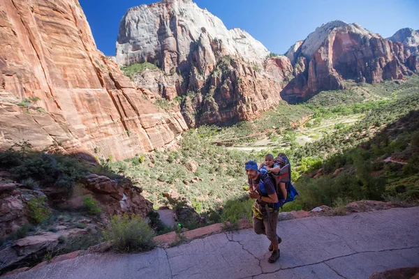 Onun erkek bebek bir adamla Zion national park, Utah, ABD doğa yürüyüşü