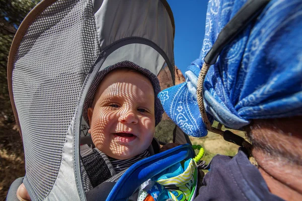 Człowiek Jego Chłopca Trekking Parku Narodowego Zion Utah Stany Zjednoczone — Zdjęcie stockowe