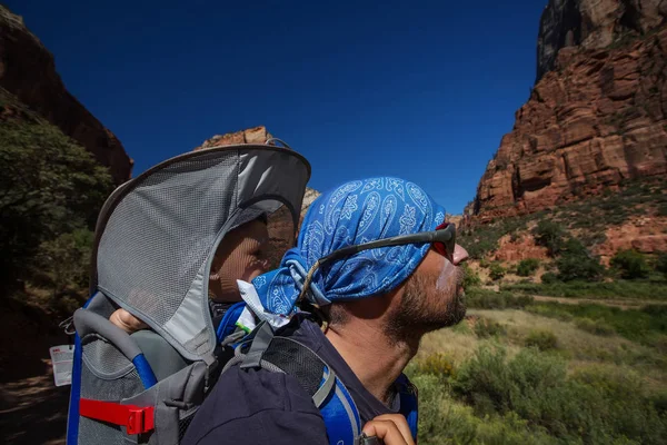 Man Med Hans Pojke Vandrar Zion National Park Utah Usa — Stockfoto