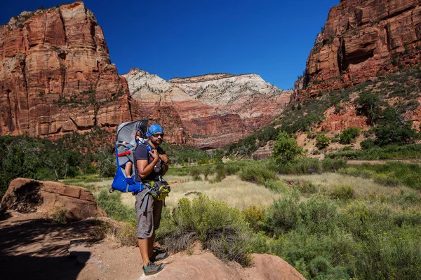 Man His Baby Boy Trekking Zion National Park Utah Usa — Stock Photo, Image