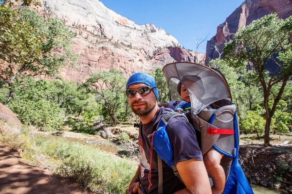 Man Med Hans Pojke Vandrar Zion National Park Utah Usa — Stockfoto