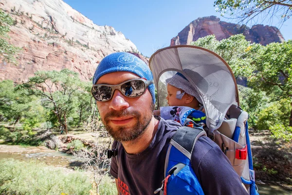 Onun erkek bebek bir adamla Zion national park, Utah, ABD doğa yürüyüşü