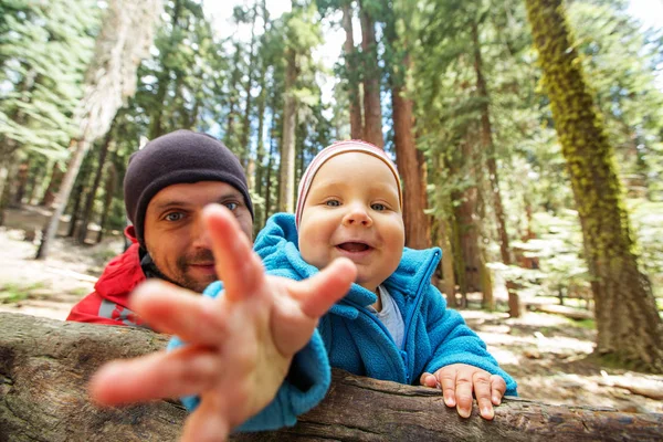 Ayah Dengan Anak Bayi Mengunjungi Taman Nasional Sequoia California Amerika — Stok Foto