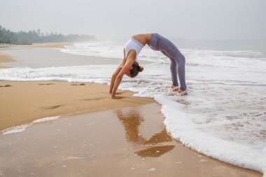 Kafkas kadın pratik Yoga tropic Okyanusu'nun sahil
