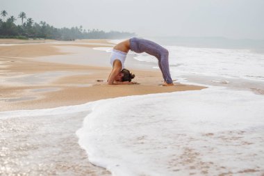 Kafkas kadın pratik Yoga tropic Okyanusu'nun sahil