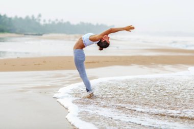 Kafkas kadın pratik Yoga tropic Okyanusu'nun sahil