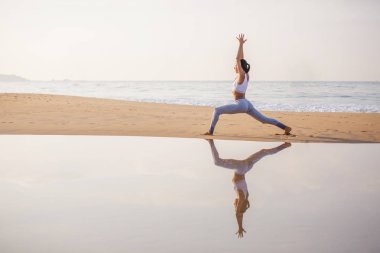 Kafkas kadın pratik Yoga tropic Okyanusu'nun sahil