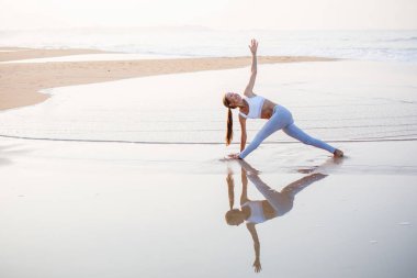 Kafkas kadın pratik Yoga tropic Okyanusu'nun sahil
