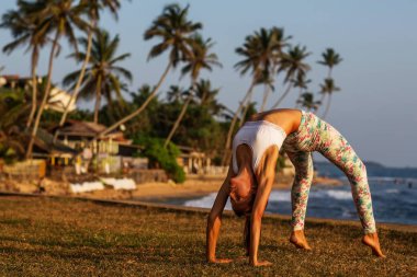 Kafkas kadın pratik Yoga tropic Okyanusu'nun sahil