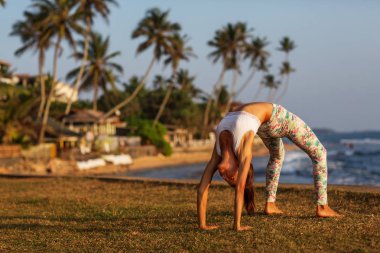 Kafkas kadın pratik Yoga tropic Okyanusu'nun sahil