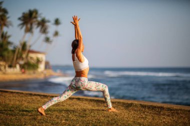 Kafkas kadın pratik Yoga tropic Okyanusu'nun sahil