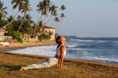 Kafkas kadın pratik Yoga tropic Okyanusu'nun sahil