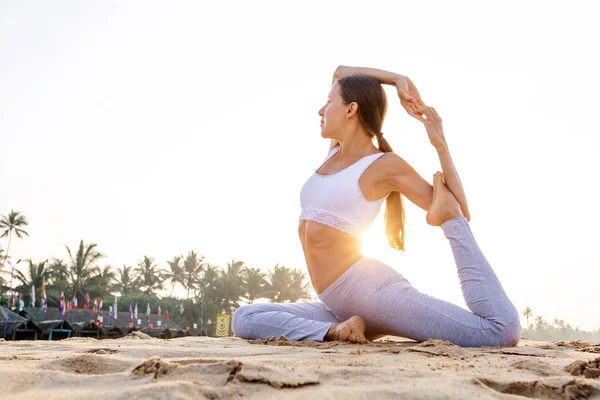 Kafkas kadın pratik Yoga tropic Okyanusu'nun sahil