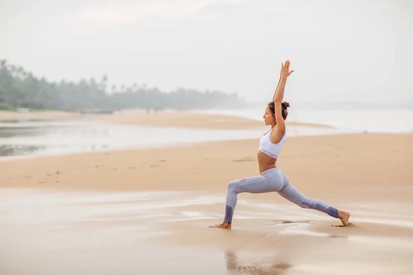 Mujer Caucásica Practicando Yoga Orilla Del Mar Del Océano Tropical — Foto de Stock