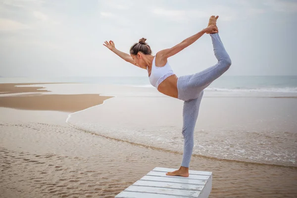 Mujer Caucásica Practicando Yoga Orilla Del Mar Del Océano Tropical — Foto de Stock