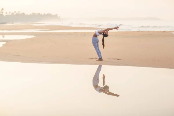 Wanita Kaukasia Berlatih Yoga Pantai Samudera Tropis — Stok Foto
