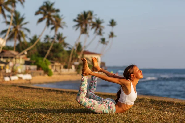 Donna Caucasica Praticare Yoga Riva Mare Oceano Tropicale — Foto Stock