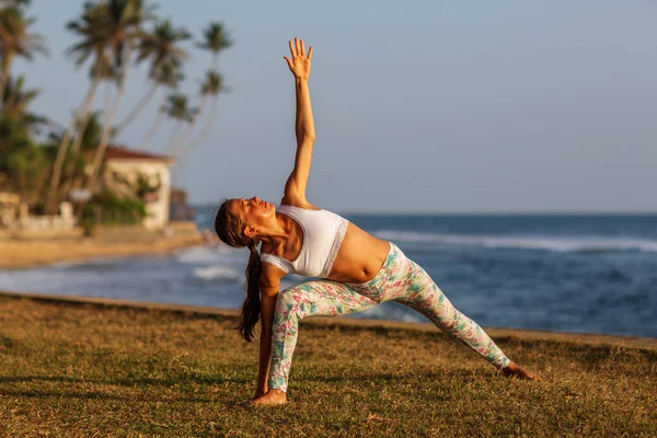 Mujer Caucásica Practicando Yoga Orilla Del Mar Del Océano Tropical — Foto de Stock