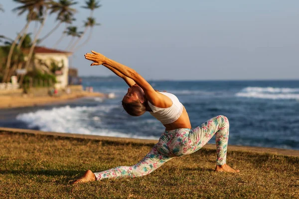 Donna Caucasica Praticare Yoga Riva Mare Oceano Tropicale — Foto Stock