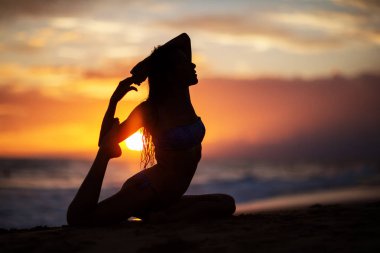 Kafkas kadın pratik Yoga tropic Okyanusu'nun sahil