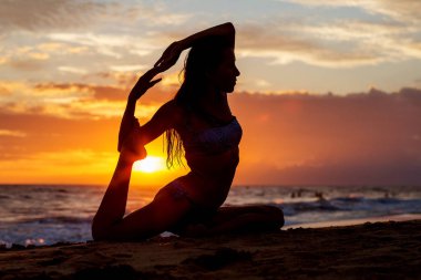 Kafkas kadın pratik Yoga tropic Okyanusu'nun sahil