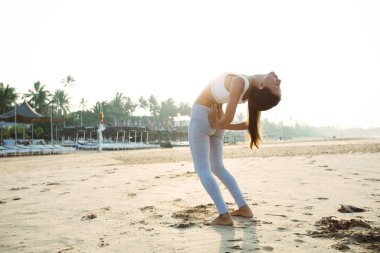 Kafkas kadın pratik Yoga tropic Okyanusu'nun sahil