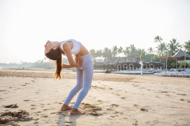 Kafkas kadın pratik Yoga tropic Okyanusu'nun sahil