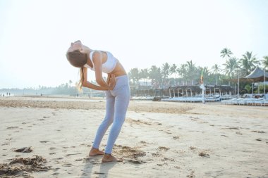 Kafkas kadın pratik Yoga tropic Okyanusu'nun sahil