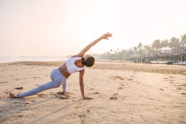 Kafkas kadın pratik Yoga tropic Okyanusu'nun sahil