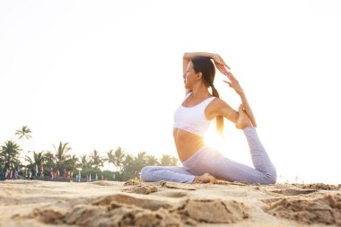 Kafkas kadın pratik Yoga tropic Okyanusu'nun sahil