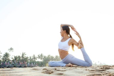 Kafkas kadın pratik Yoga tropic Okyanusu'nun sahil