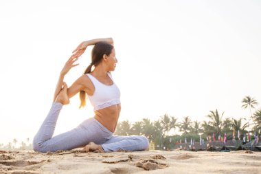 Kafkas kadın pratik Yoga tropic Okyanusu'nun sahil