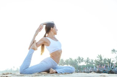 Kafkas kadın pratik Yoga tropic Okyanusu'nun sahil