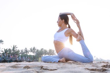 Kafkas kadın pratik Yoga tropic Okyanusu'nun sahil