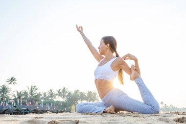 Kafkas kadın pratik Yoga tropic Okyanusu'nun sahil