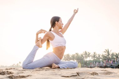 Kafkas kadın pratik Yoga tropic Okyanusu'nun sahil