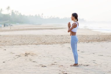 Kafkas kadın pratik Yoga tropic Okyanusu'nun sahil