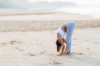 Kafkas kadın pratik Yoga tropic Okyanusu'nun sahil