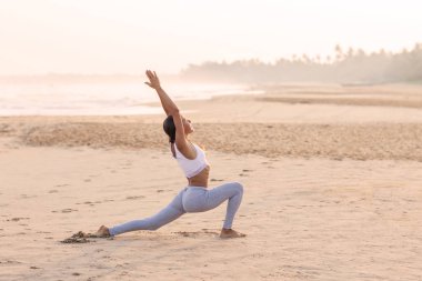 Kafkas kadın pratik Yoga tropic Okyanusu'nun sahil