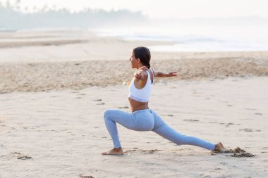 Kafkas kadın pratik Yoga tropic Okyanusu'nun sahil